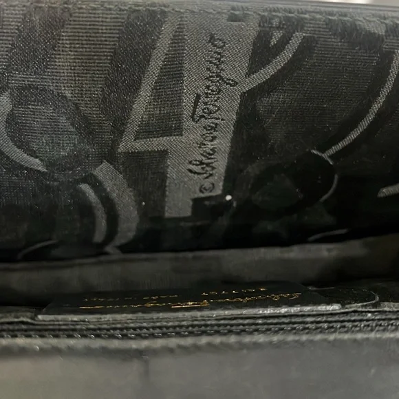 Salvatore Ferragamo Gancini wood logo shoulder bag. Black leather with wood logo - Picture 17 of 17